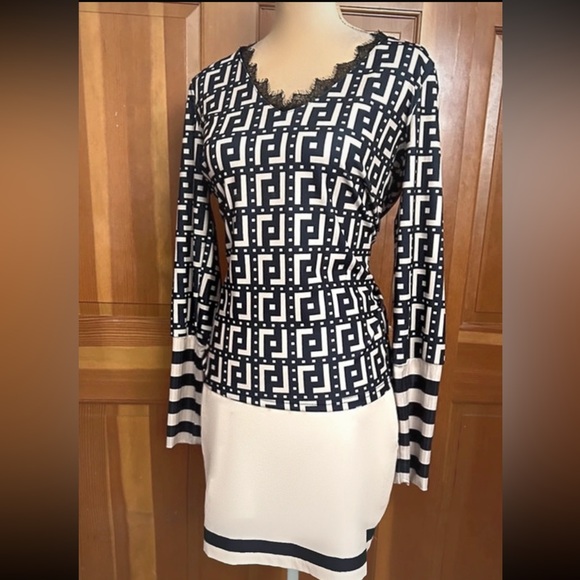 Designer 2-Piece skirt suit - Picture 2 of 16